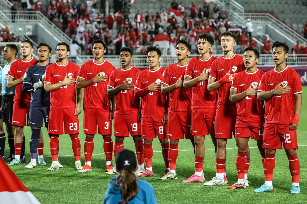 Para pemain Indonesia menyanyikan lagu ”Indonesia Raya” sebelum melawan Irak pada laga perebutan posisi ketiga Piala Asia U-23 di Stadion Abdullah bin Khalifa, Doha, Qatar, Kamis (2/5/2024). Indonesia kalah 1-2 dari Irak.