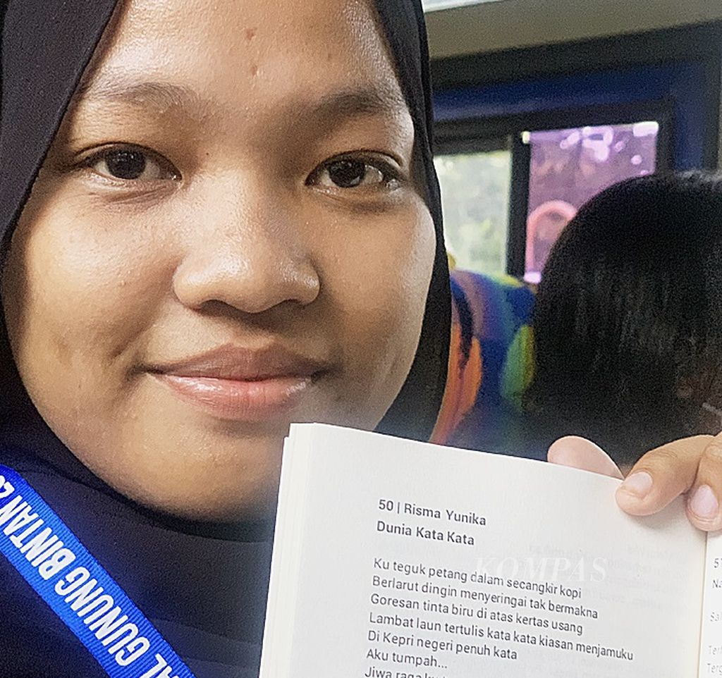 Risma, siswa SMA dari Kepulauan Singkep, Kepri menunjukkan buku puisi karyanya menjelang Festival Sastra Internasional Gunung Bintan (FSIGB) 2022 di Tanjung Pinang, Senin (26/9/2022).