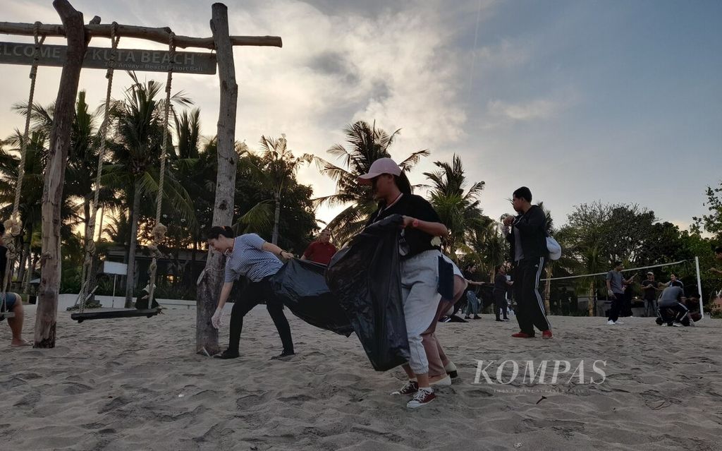 Perwakilan unit usaha Kompas Gramedia di Bali, Jumat (10/11/2023), mengikuti kegiatan bersih-bersih pantai di area The Anvaya Beach Resort Bali, Kuta, Badung. Kegiatan bersih-bersih di Pantai Kuta, serangkaian dengan acara turnamen Oetama Cup 2023, digelar bertepatan dengan peringatan Hari Pahlawan.