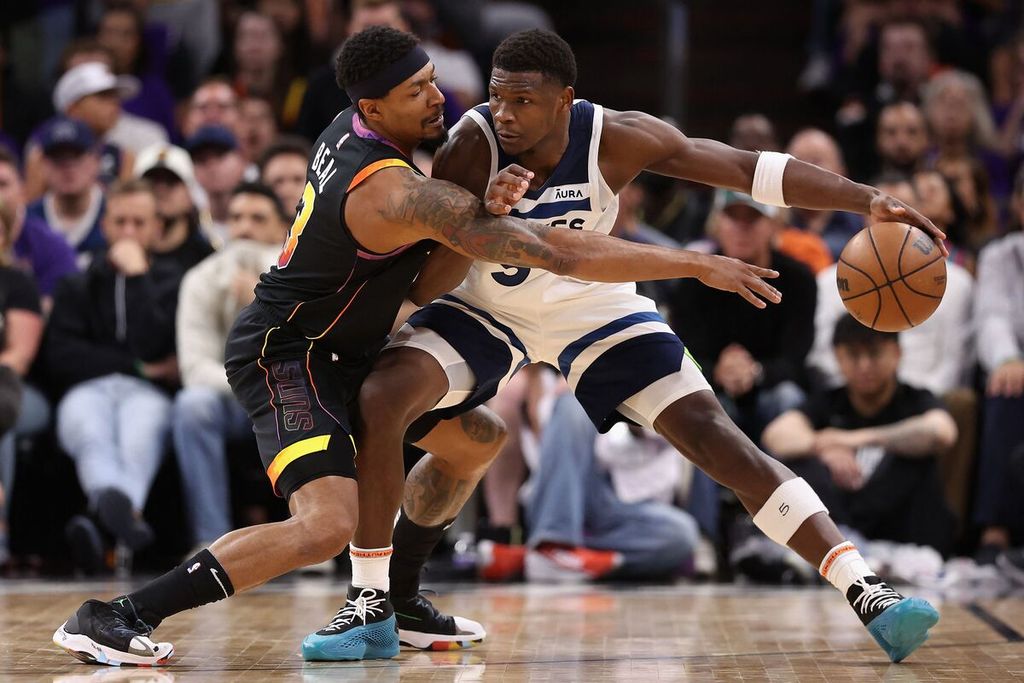 Minnesota Timberwolves basketball player, Anthony Edwards (right), dribbles the ball in front of Phoenix Suns basketball player, Bradley Beal, in the fourth game of the first round of the NBA playoffs at the Footprint Center, Phoenix, Monday (29/4/2024) WIB .