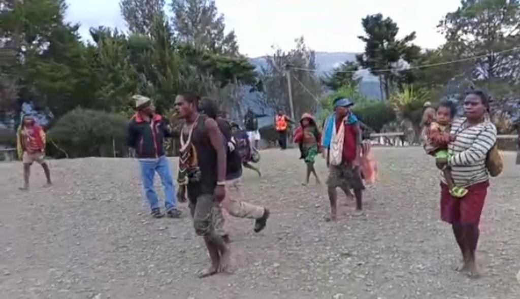 Warga di Distrik Sugapa, Kabupaten Intan Jaya, Papua, mengungsi ke sejumlah tempat yang aman sejak  27 Oktober 2021. Warga mengungsi karena ketakutan dengan kontak tembak antara aparat TNI Polri dan kelompok kriminal bersenjata.