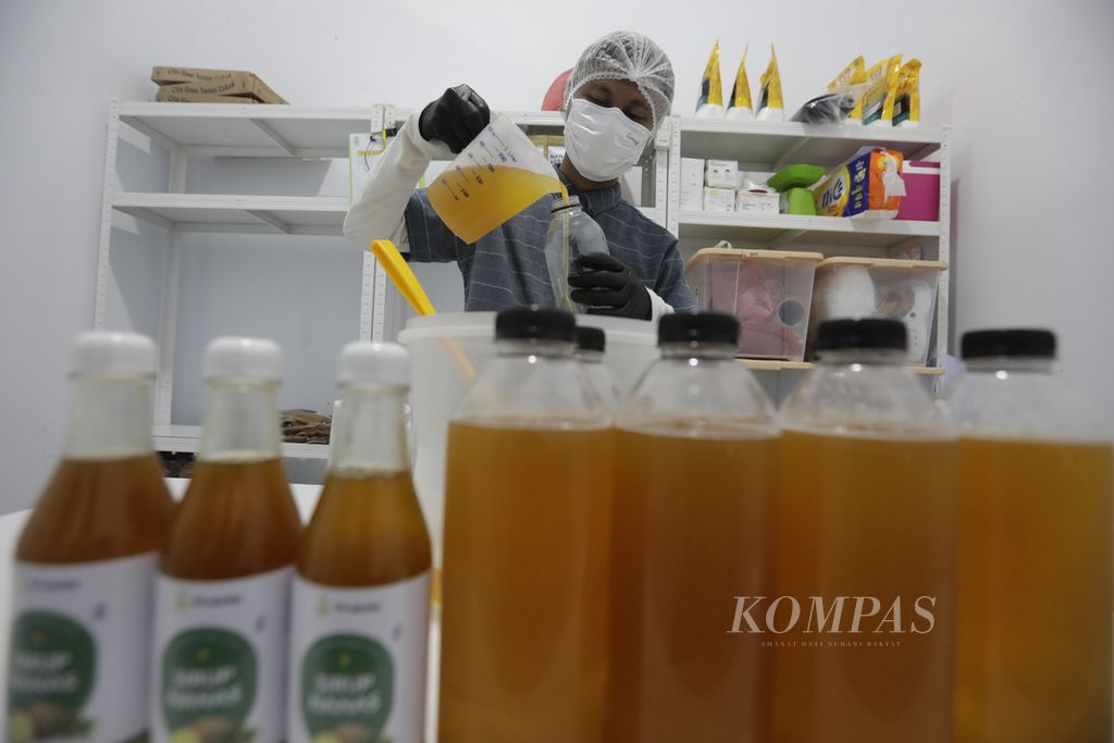 Pekerja PT Pinaloka Lestari Food memproses sari nanas menjadi sirup di Kampung Rempak, Kecamatan Siak, Kabupaten Siak, Riau, Rabu (18/9/2024).