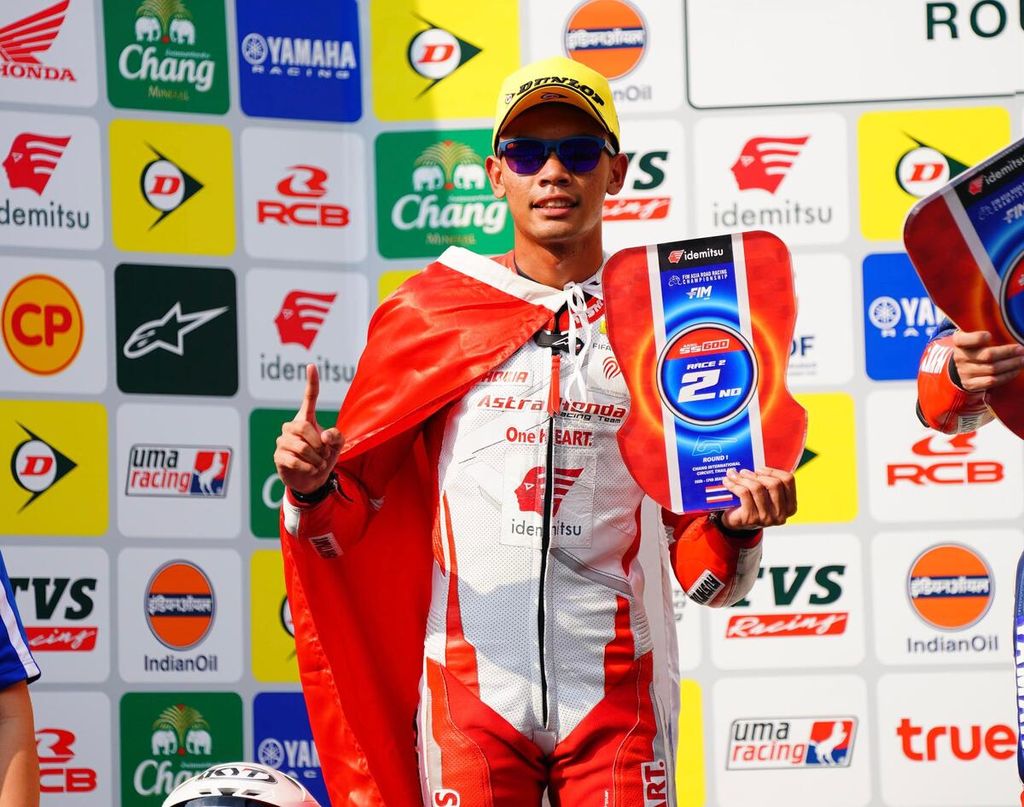 Mohammad Adenanta Putra yang membela Astra Honda Racing Team meraih podium kedua dalam balapan kedua kelas Supersport 600 dalam ajang Asia Road Racing Championship di Buriram, Thailand, Minggu (17/3/2024). Adenanta kini di posisi kedua klasemen dengan 36 poin.