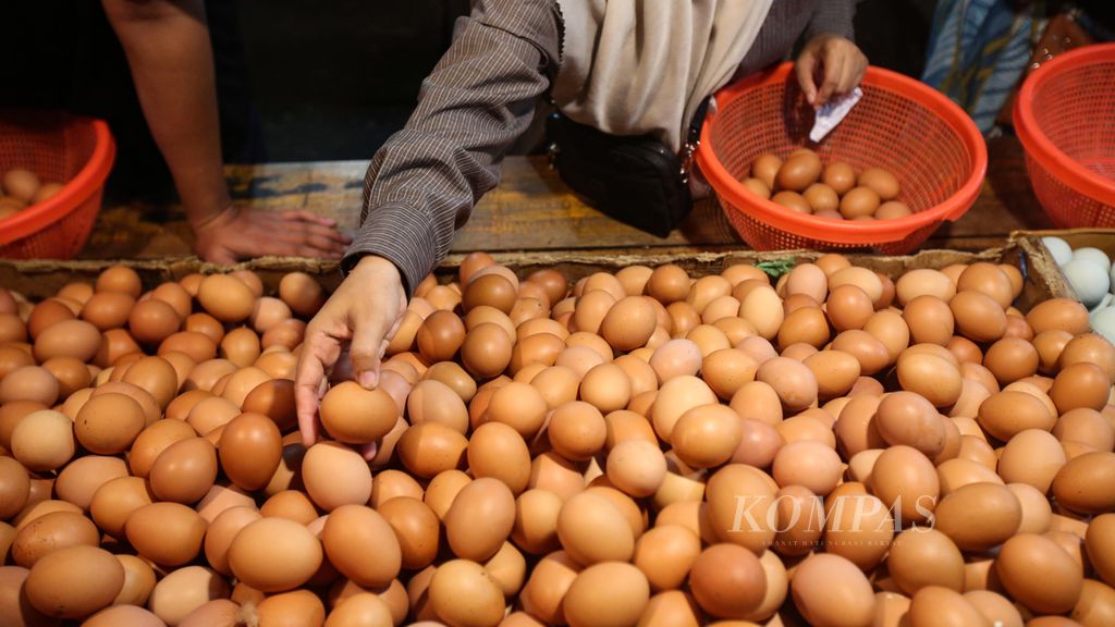 Pengunjung memilih telur ayam ras di Pasar Kebayoran Lama, Jakarta Selatan, Senin (1/4/2024). 