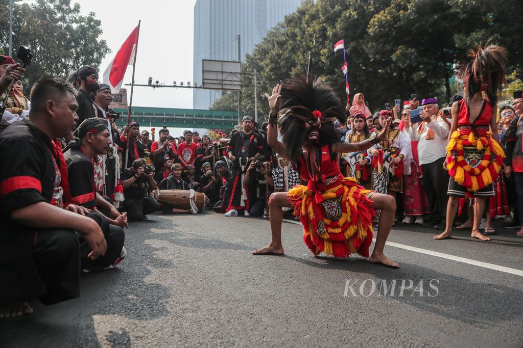 Penampilan tari bujang ganong dalam kesenian reog Ponorogo di Jalan Merdeka Selatan, Jakarta, Minggu (27/8/2023). 