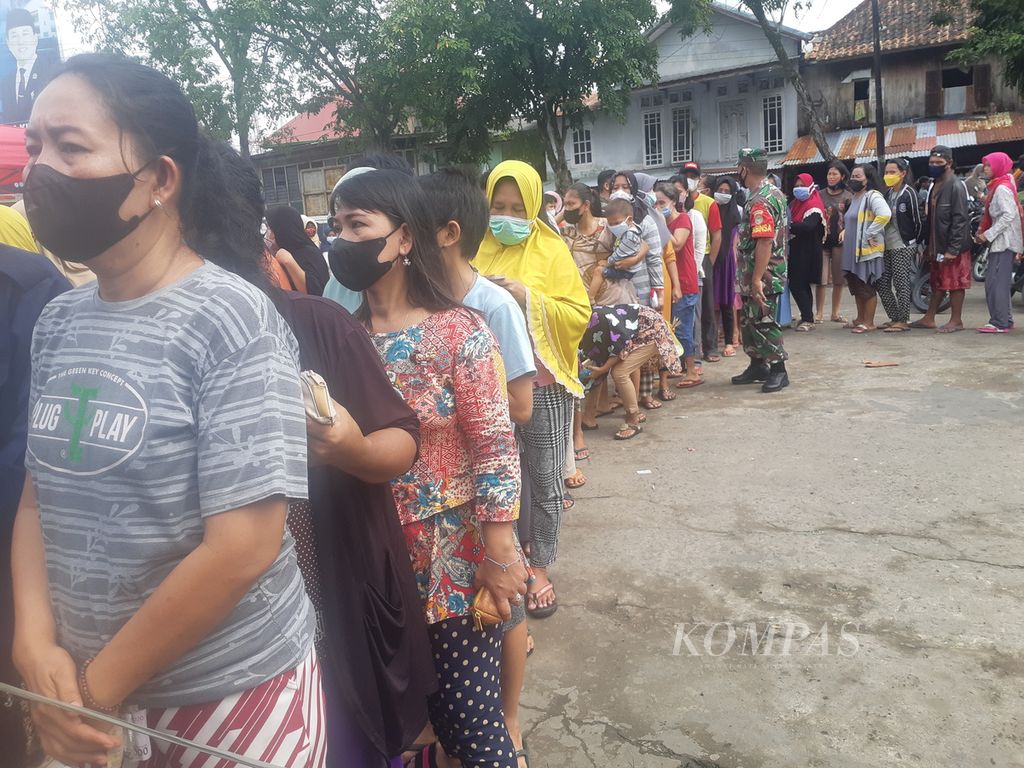 Ratusan warga mengantre di Pasar Tangga Buntung, Palembang, Sumatera Selatan, untuk mendapatkan minyak goreng, Rabu (2/3/2022). Hal ini terjadi karena mereka kesulitan mendapatkan minyak di pasaran.