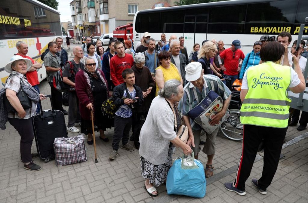 Orang-orang yang dievakuasi dari tempat pertempuran di wilayah Donetsk dan Luhansk  berkumpul di stasiun kereta api di Pokrovsk, wilayah Donetsk, untuk naik kereta api menuju kota Lviv di Ukraina barat, 15 Juni 2022,  saat perang Rusia-Ukraina memasuki hari ke-112.