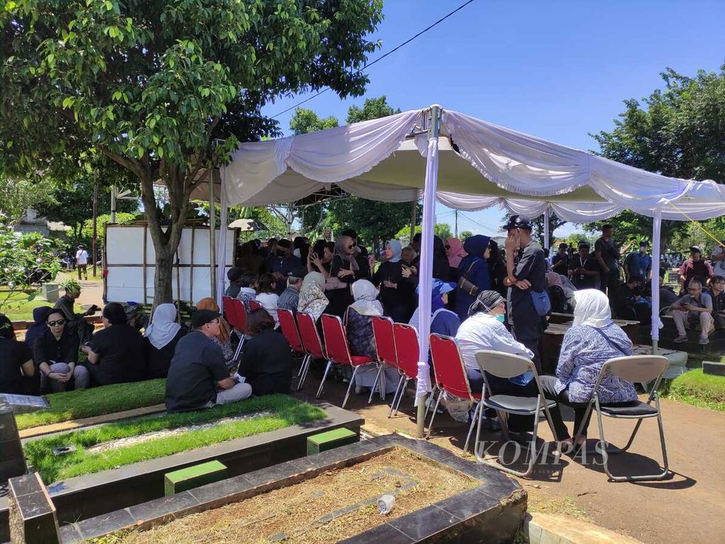 Sejumlah teman dan keluarga menghadiri pemakaman Donny Kesuma di Jakarta, Rabu (20/3/2024).