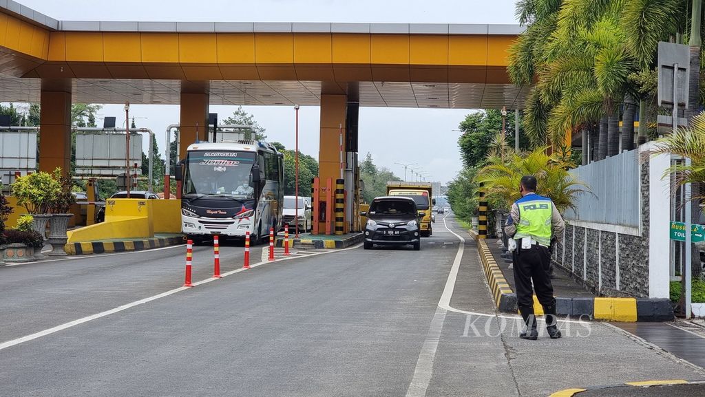 Petugas mengamati kendaraan yang masuk Gerbang Tol Pasteur, Kota Bandung, Jawa Barat, Sabtu (12/2/2022). 