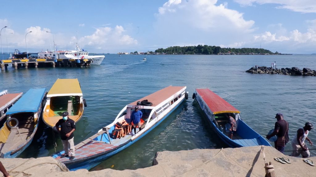 Suasana di sekitar Pelabuhan Taksi Air, Kota Sorong, Papua Barat, Selasa (14/5/2022) siang. Taksi air yang berupa perahu motor (mesin) itu menjadi sarana transportasi warga dari kota menuju Pulau Doom, Distrik Sorong Kepulauan, yang berjarak sekitar 1 kilometer. 