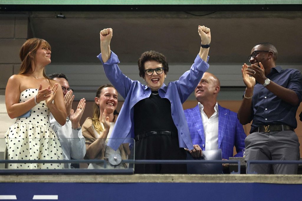 Mantan petenis Amerika Serikat, Billie Jean King (tengah), bersorak saat menyaksikan laga tenis AS Terbuka 2024 di Pusat Tenis Nasional AS Billie Jean King di Flushing, pinggiran New York, AS, 26 Agustus 2024.