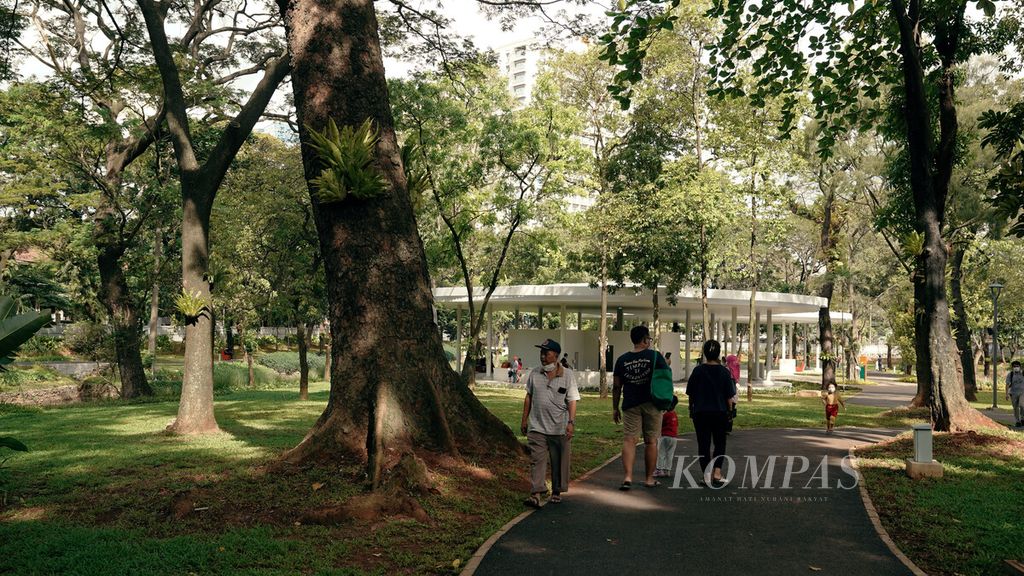 Warga menikmati suasana Tebet Eco Park di Jakarta Selatan, Jumat (29/4/2022). Pepohonan dan tanaman memberikan kesejukan, udara segar, dan meringankan penat yang bermanfaat untuk merawat kesehatan mental kaum urban. 