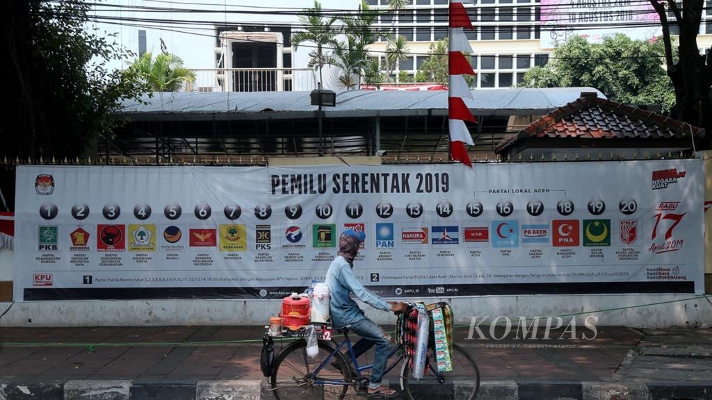 Spanduk panjang partai politik peserta pemilu serentak 2019 terpasang di pagar halaman Gedung Komisi Pemilihan Umum, Jakarta, Sabtu (25/8/2018). Hingga menjelang akhir September 2019, KPU menyusun daftar calon tetap yang diajukan oleh tiap-tiap parpol peserta pemilu. 