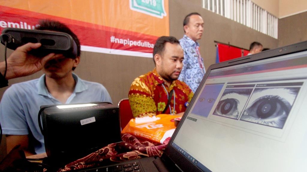 Warga binaan melakukan rekam KTP elektronik di Lapas Kelas II A Cibinong, Bogor, Jawa Barat, Kamis (17/1/2019). 
