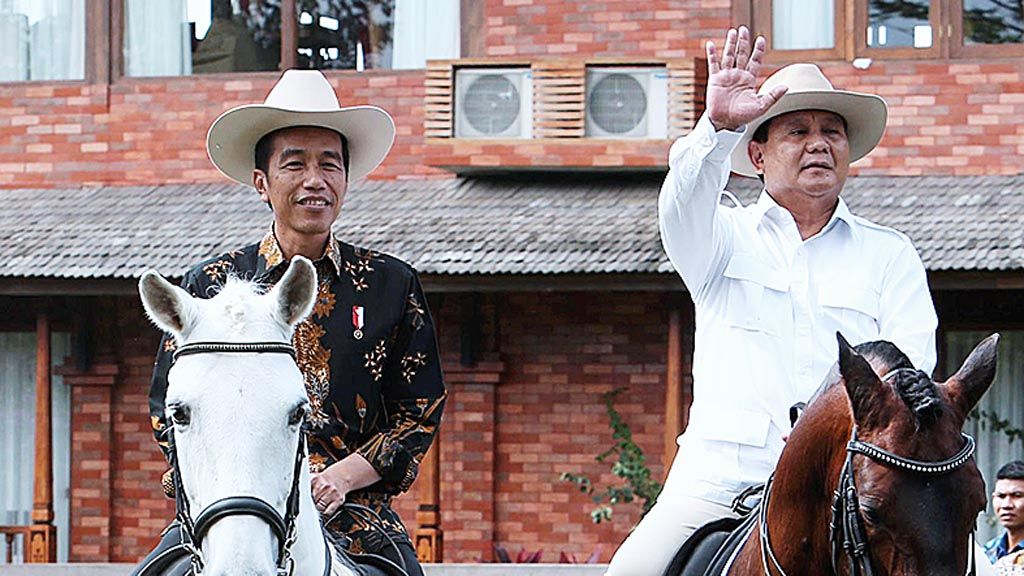 Presiden Joko Widodo dan Ketua Umum Partai Gerakan Indonesia Raya Prabowo Subianto (kanan) menyempatkan diri untuk berkuda bersama di sela-sela pertemuan mereka di Pedepokan Garuda Yaksa Bojong Koneng, Kabupaten Bogor, Jawa Barat, Senin (31/10/2016).