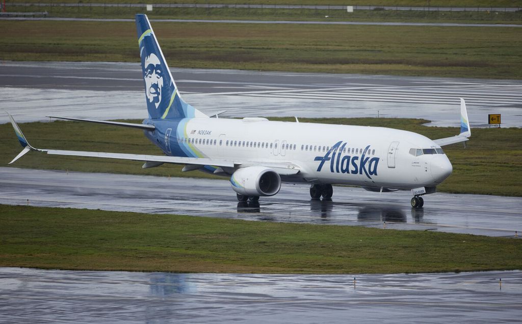 Pesawat Boeng 737 MAX 9 yang dioperasikan Alaska Airlines bersiap meninggalkan Bandara Portland di Oregon, Amerika Serikat, pada Sabtu (6/1/2024). Salah satu pesawat jenis itu lepas panel bahan bakarnya di tengah penerbangan pada Jumat malam. Alaska Airlines memutuskan seluruh 65 pesawat 737 MAX 9 dilarang terbang sampai pemeriksaan selesai.
