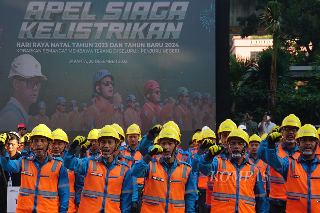 Para karyawan PT Perusahan Listrik Negara menyanyikan yel-yel keselamatan kerja dalam apel siaga kelistrikan di kantor pusat PT PLN di Jakarta, Rabu (20/12/2023). 