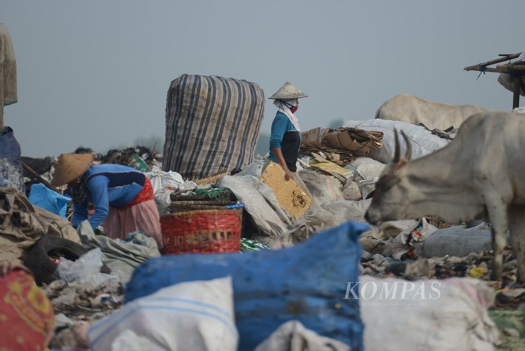 Pemulung mencari sampah yang masih dapat dimanfaatkan di Tempat Pembuangan Sampah Terpadu Piyungan, Desa Sitimulyo, Kecamatan Piyungan, Kabupaten Bantul, Daerah Istimewa Yogyakarta, 9 Mei 2020.