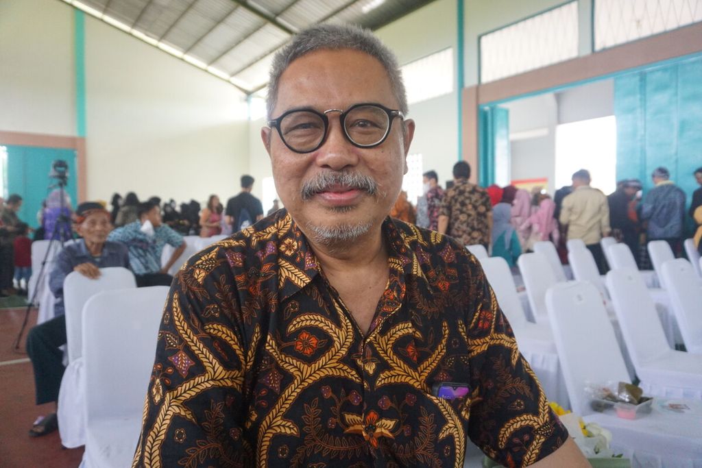 Sejarawan Banyumas Profesor Sugeng Priyadi hadir dalam peluncuran komik <i>Babad Pasirluhur Raden Kamandaka</i> di Desa Tamansari, Karanglewas, Banyumas, Jawa Tengah, Sabtu (19/11/2022).
