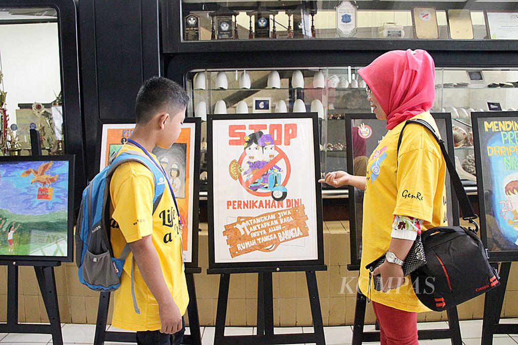 Kegiatan Gebyar 1001 Poster di Taman Mini Indonesia Indah, Jakarta, Minggu (24/11/2013), diikuti ratusan ramaja dari seluruh penjuru Tanah Air. Kegiatan dengan tema mengenai kesehatan reproduksi remaja itu selenggarakan oleh Badan Kependudukan dan Keluarga Berencana Nasional.