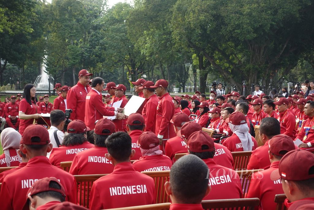 Presiden Joko Widodo saat menerima para atlet ASEAN Para Games Tahun 2023 di halaman depan Istana Merdeka, Jakarta, Senin (3/7/2023).