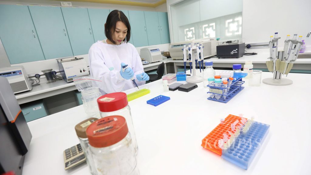 Peneliti melakukan riset di laboratorium Pusat Genom Nasional di Lembaga Biologi Molekuler Eijkman, Jakarta, setelah fasilitas tersebut diresmikan, Kamis (26/4/2018).