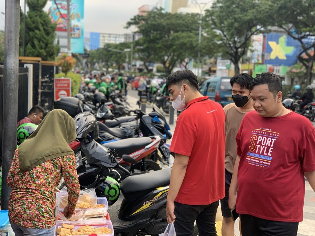 Pedagang takjil musiman di Jalan Margonda Raya, Depok, Jawa Barat, Kamis (23/3/2023).