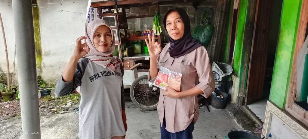 Jumiyem (49, kiri), pekerja rumah tangga yang maju sebagai calon anggota legislatif dari Partai Buruh, beberapa waktu lalu berfoto bersama calon pemilih di daerah pemilihan DI Yogyakarta.