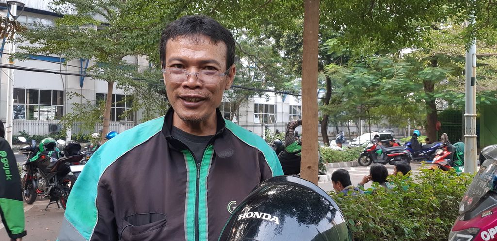  Parjoko Ali Sidik (52), pengemudi ojek daring yang pernah menjadi korban pencurian motor di tempatnya mangkal di kawasan Jakarta Pusat, Minggu (20/8/2023). Parjoko kehilangan alat kerja satu-satunya bahkan hingga sekarang terbelit kredit motor karena pencurian motor itu.