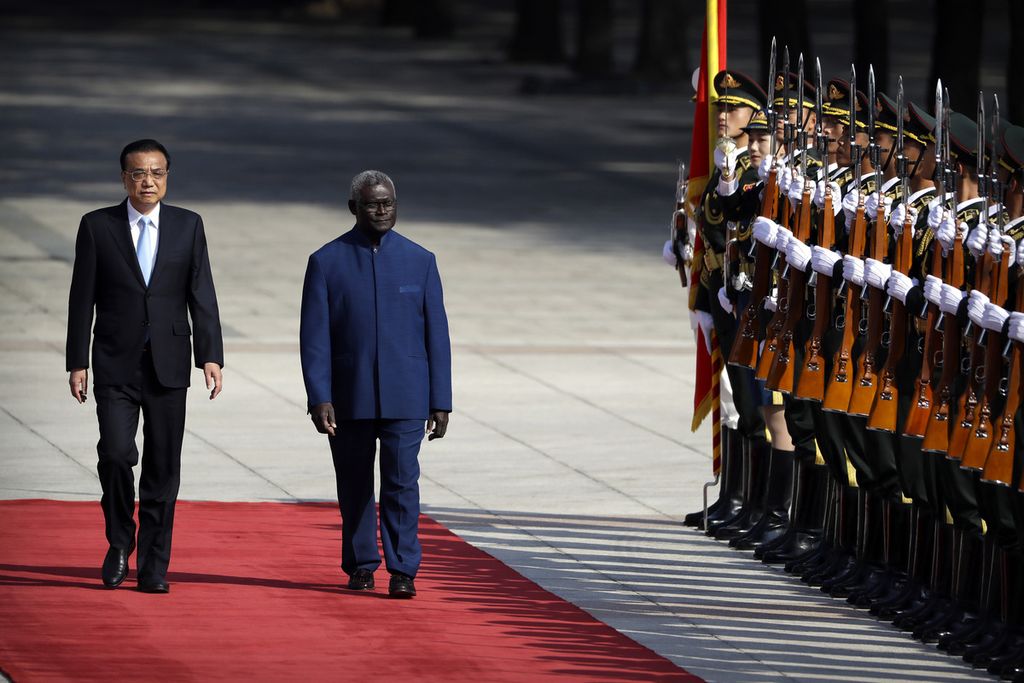 Perdana Menteri China 2013-2023 Li Keqiang (kiri) menyambut kedatangan Perdana Menteri Kepulauan Solomon Manasseh Sogavare di Beijing pada 9 Oktober 2019.