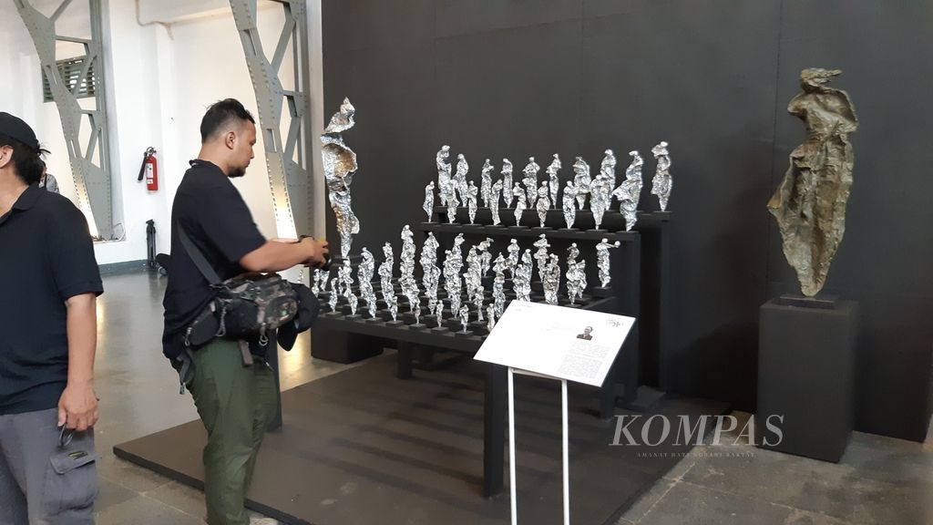 Pengunjung menyaksikan instalasi patung berjudul &quot;Lives Matter! (2024) karya Dolorosa Sinaga, Jumat (14/6/2024). Karya ini ditampilkan untuk Pameran Seni Rupa <i>Jakarta Provoke!</i> di Pos Bloc, Pasar Baru, Jakarta, berlangsung antara 14 hingga 23 Juni 2024.