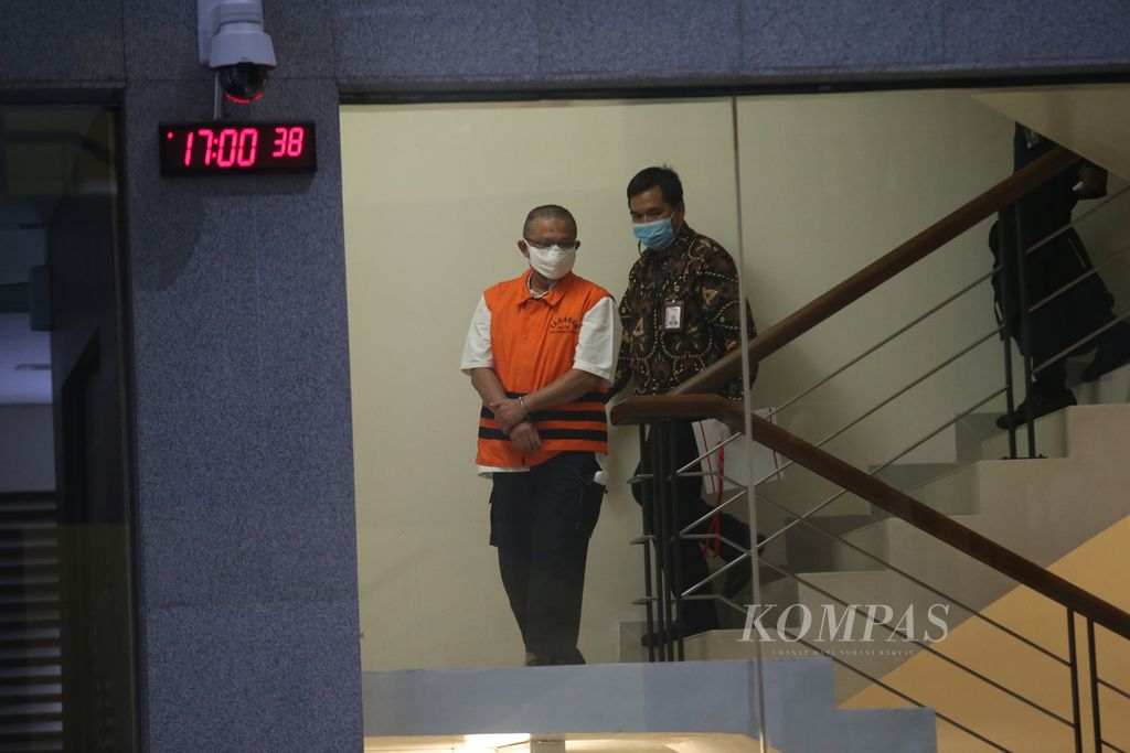 Bekas Direktur Jenderal Hortikultura Kementerian Pertanian, Hasanuddin Ibrahim ditahan Komisi Pemberantasan Korupsi (KPK) seusai menjalani pemeriksaan di Gedung KPK, Jakarta, Jumat (20/5/2022). 