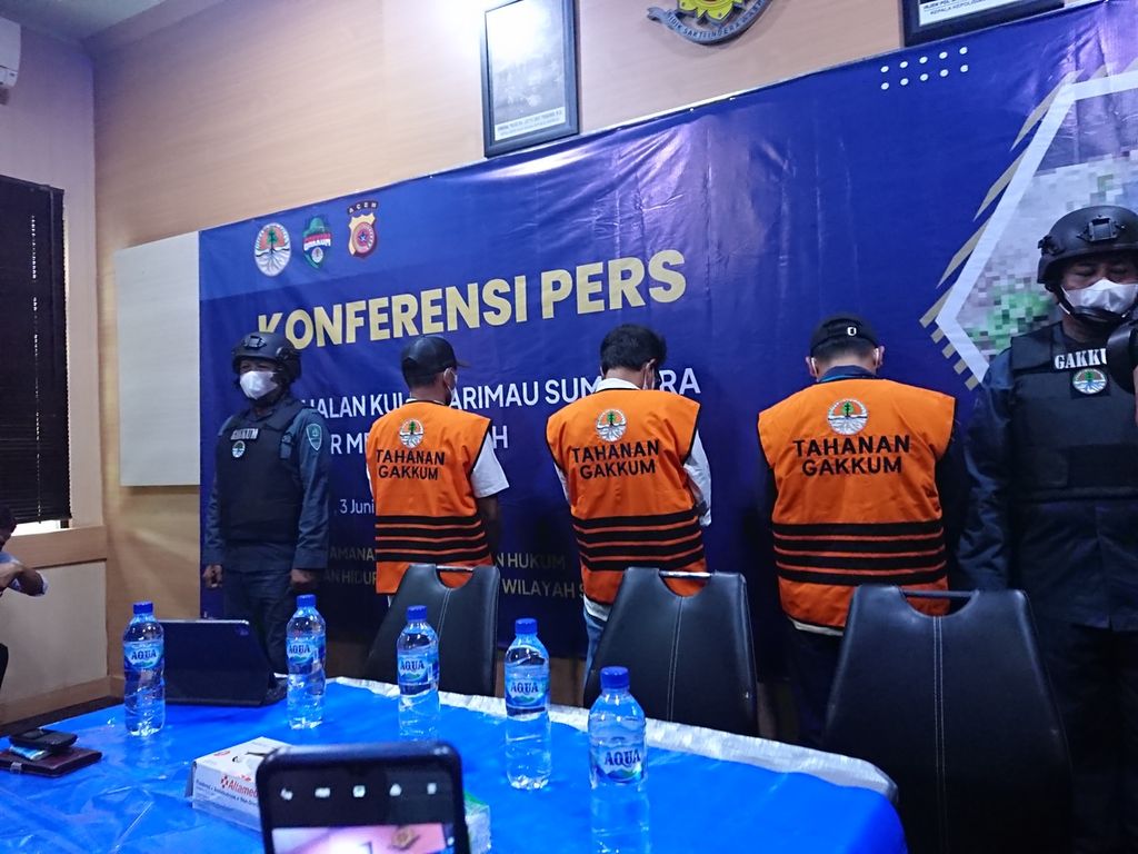 Pelaku perdagangan satwa lindung dihadirkan dalam acara konferensi pers terkait kasus perdagangan satwa lindung di Mapolda Aceh, Jumat (3/6/2022). Dalam kasus tersebut, tiga pelaku ditetapkan sebagai tersangka, salah satunya Ahmadi, eks Bupati Bener Meriah.