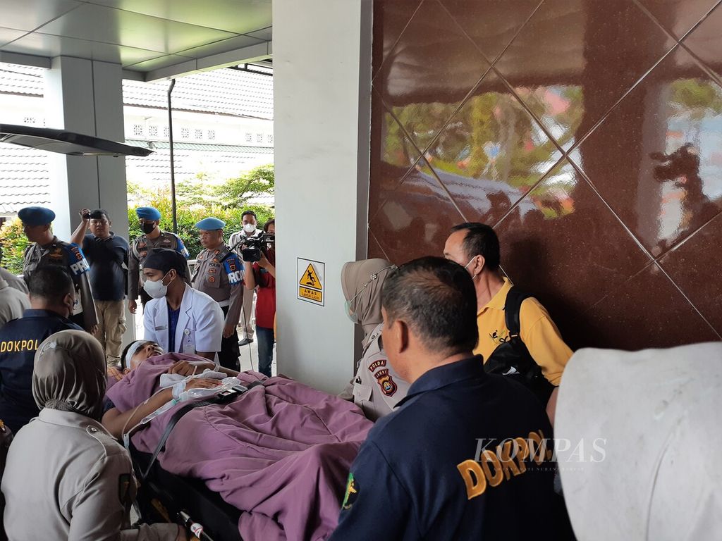 Ajudan Kapolda Jambi, Adit, dibawa ke dalam ambulans untuk menuju Bandara Sultan Thaha, Rabu (22/2/2023). Ia akan menjalani penanganan khusus di RS Polri Sukanto di Jakarta.