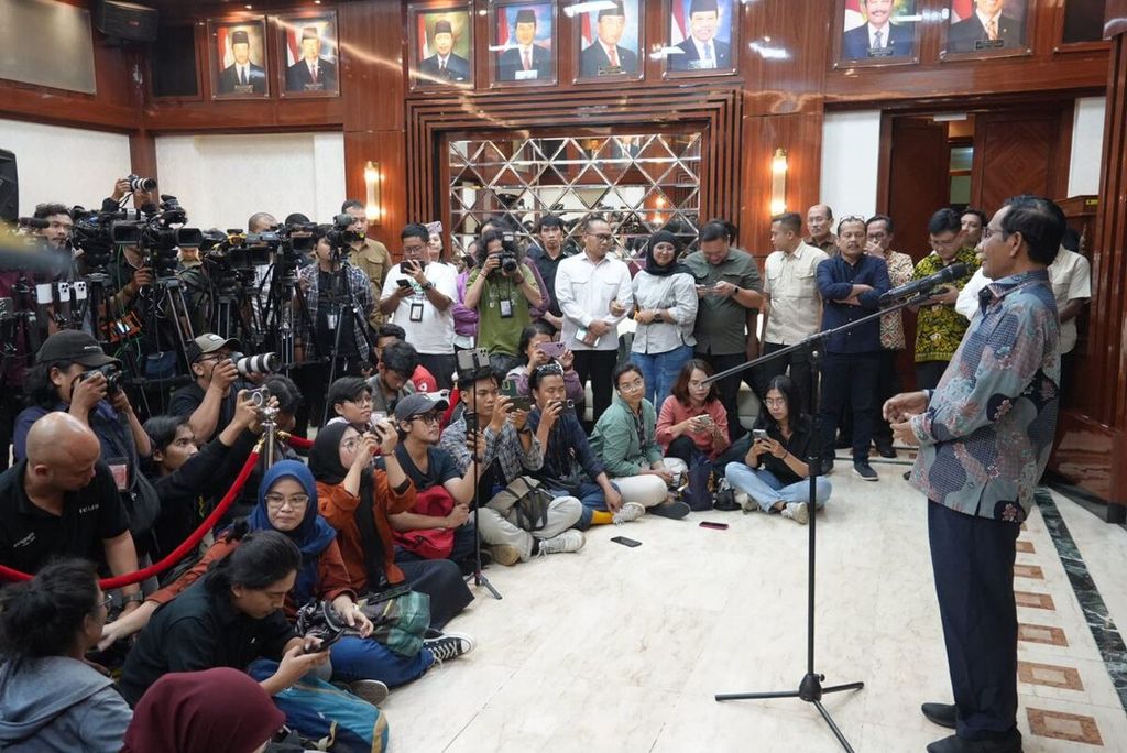 Menteri Koordinator Bidang Politik, Hukum, dan Keamanan Mahfud MD memberikan keterangan kepada media seusai bertemu dengan Presiden Joko Widodo dan menyerahkan surat pengunduran dirinya dari jabatan tersebut, Kamis (1/2/2024).