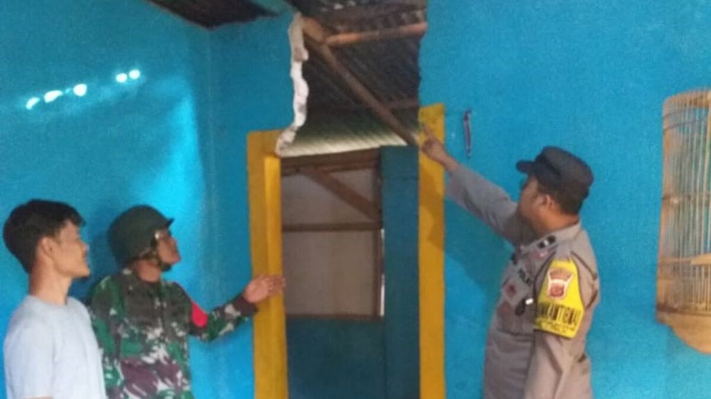 Salah satu rumah warga di Kabupaten Garut, Jawa Barat, yang terdampak gempa bumi berkekuatan M 6,2 pada Sabtu (27/4/2024). Dampak kerusakan bangunan tersebar di 14 kecamatan Kabupaten Garut.