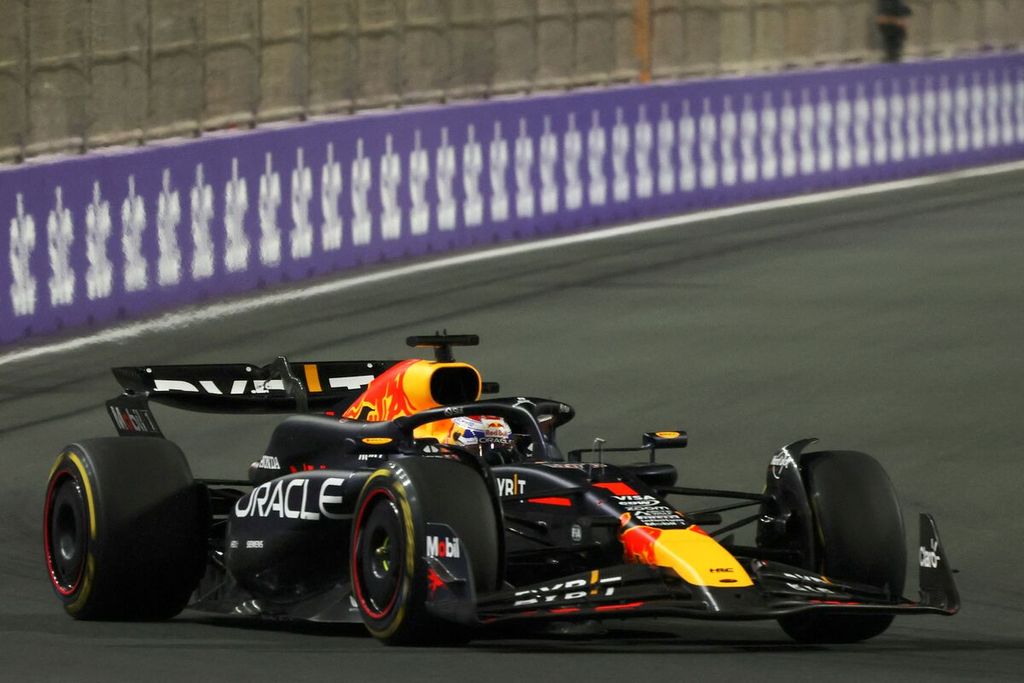 Pebalap tim Red Bull Racing, Max Verstappen, memacu mobilnya pada sesi latihan kedua F1 seri Arab Saudi di Sirkuit Jeddah Corniche, Jeddah, Kamis (7/3/2024).