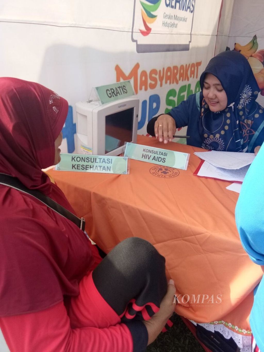 Seorang ibu bertanya perihal penyakit HIV/AIDS pada petugas kesehatan RSUD Tidar Magelang, Jawa Tengah, yang membuka pos pelayanan di Lapangan Rindam, Magelang, Kota Magelang, Jawa Tengah, beberapa waktu lalu. 