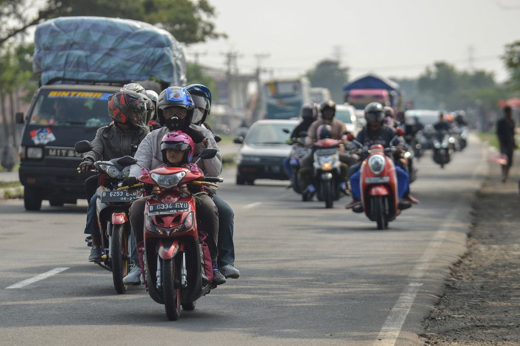 Para pemudik menggunakan sepeda motor saat melintas Jalan Raya Pantura, Ciasem, Kabupaten Subang, Jawa Barat, Rabu (19/4/2023).