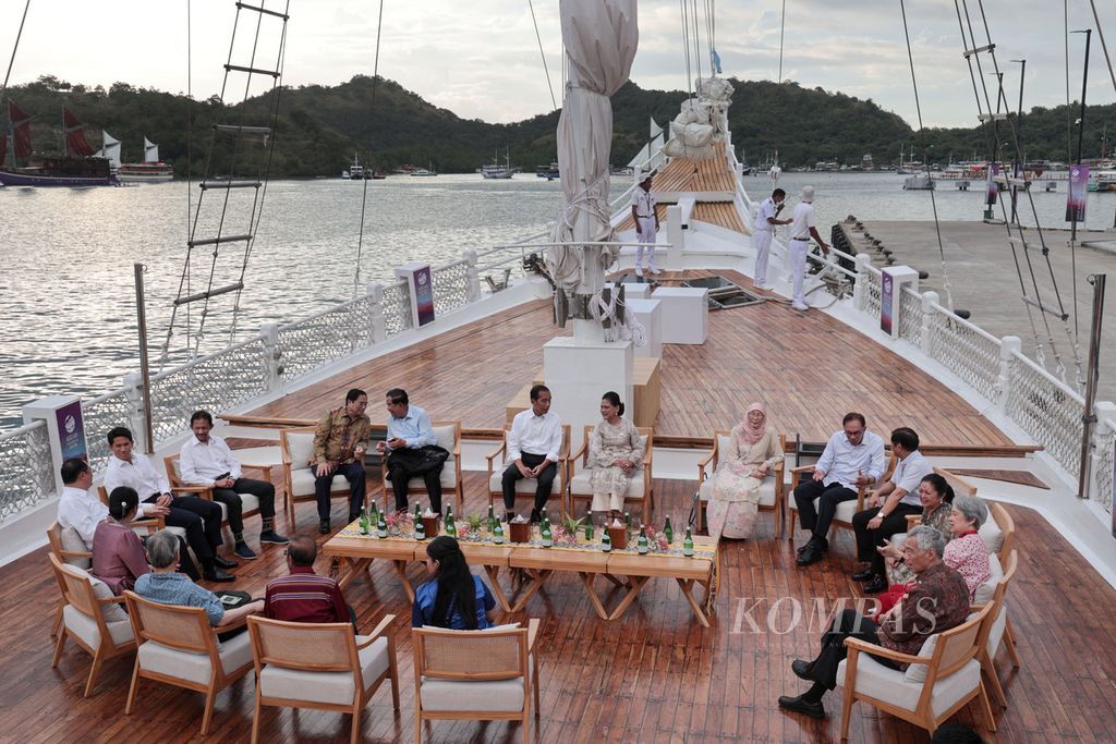 Presiden Joko Widodo bersama Ny Iriana Joko Widodo mengajak para pemimpin ASEAN dan pendampingnya naik kapal pinisi Ayana Lako Di'a di sela-sela KTT Ke-42 ASEAN di Labuan Bajo, Manggarai Barat, Nusa Tenggara Timur, Rabu (10/5/2023). 