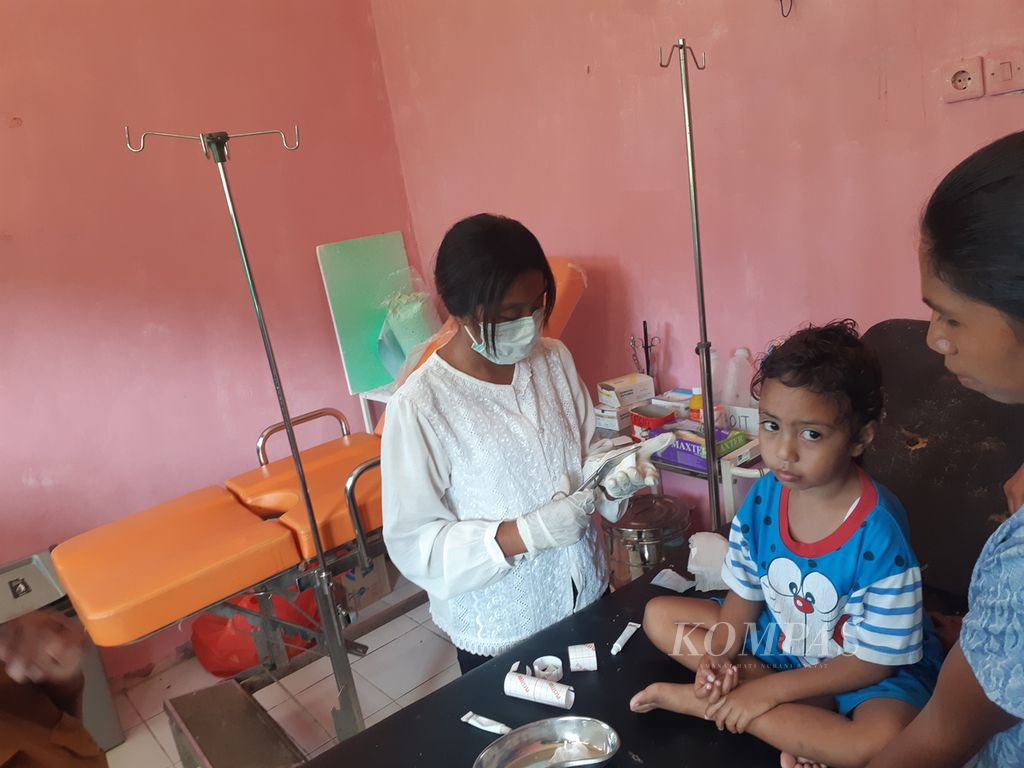 A child underwent examination at the emergency room of Ilwaki Public Health Center, Wetar Island, Southwest Maluku Regency, Maluku, on Monday (8/8/2022). The room is also used for childbirth.