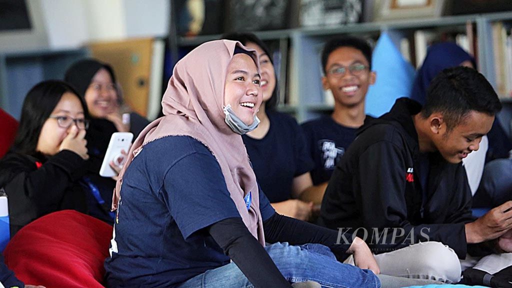Peserta magangers Kompas Muda dari Batch 1 hingga 10 mengikuti sesi sharing cara penulisan yang disampaikan oleh penulis Oda Sekar Ayu di saat acara ulang tahun ke 12 Kompas Muda di Kompas Institute, Palmerah, Jakarta, Sabtu (26/1/2019). 