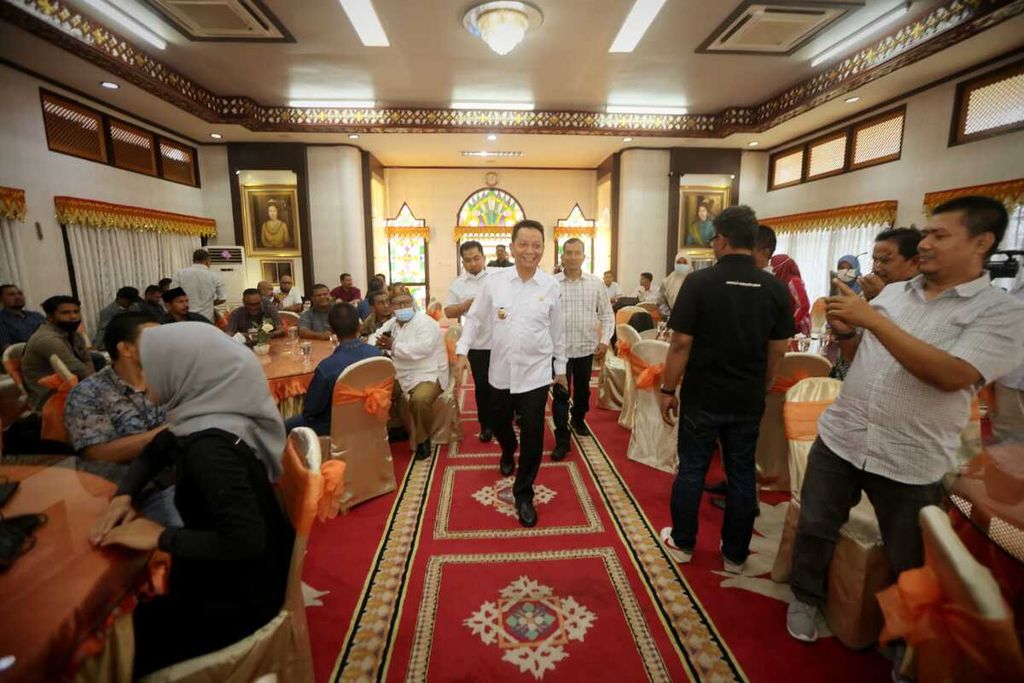 Penjabat Gubernur Aceh Achmad Marzuki saat melakukan silaturahmi dengan wartawan di Banda Aceh, Aceh, Rabu (13/7/2022). Penjabat Gubernur Aceh berharap media dapat mengontrol proses pembangunan Aceh.