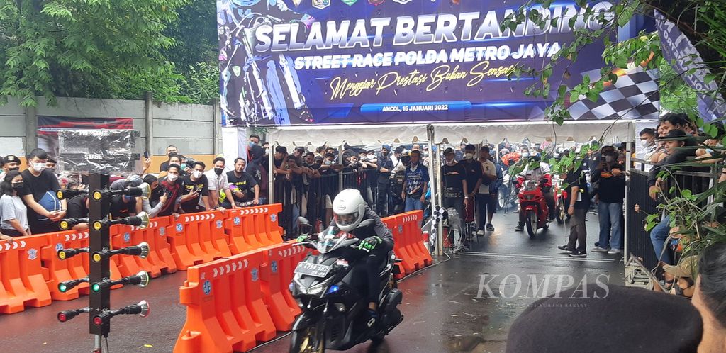 Sepeda motor balap melaju di Jalan Inspeksi Kali Ancol, Pademangan, Jakarta Utara, Minggu (16/1/2022). Polda Metro Jaya mengadakan <i>street race </i>untuk latihan pembalap motor jalanan.