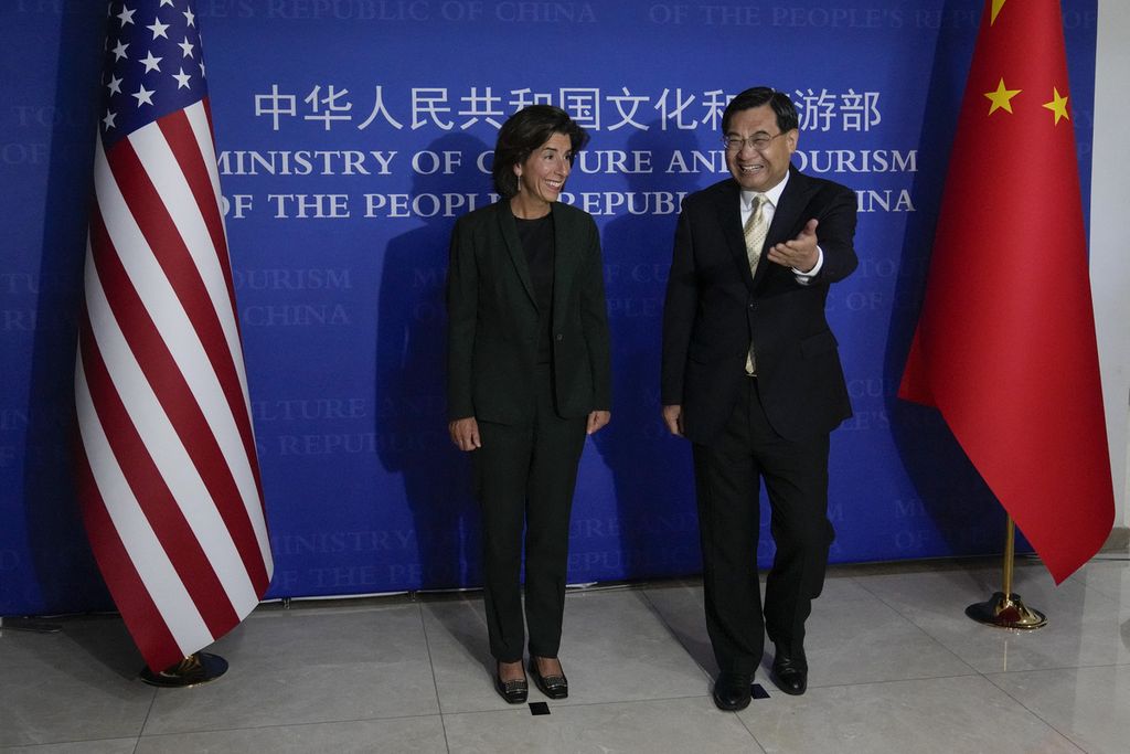 Menteri Perdagangan Amerika Serikat Gina Raimondo (kiri) bersama Menteri Kebudayaan dan Pariwisata China Hu Heping sebelum pertemuan di Beijing, China, 29 Agustus 2023. 