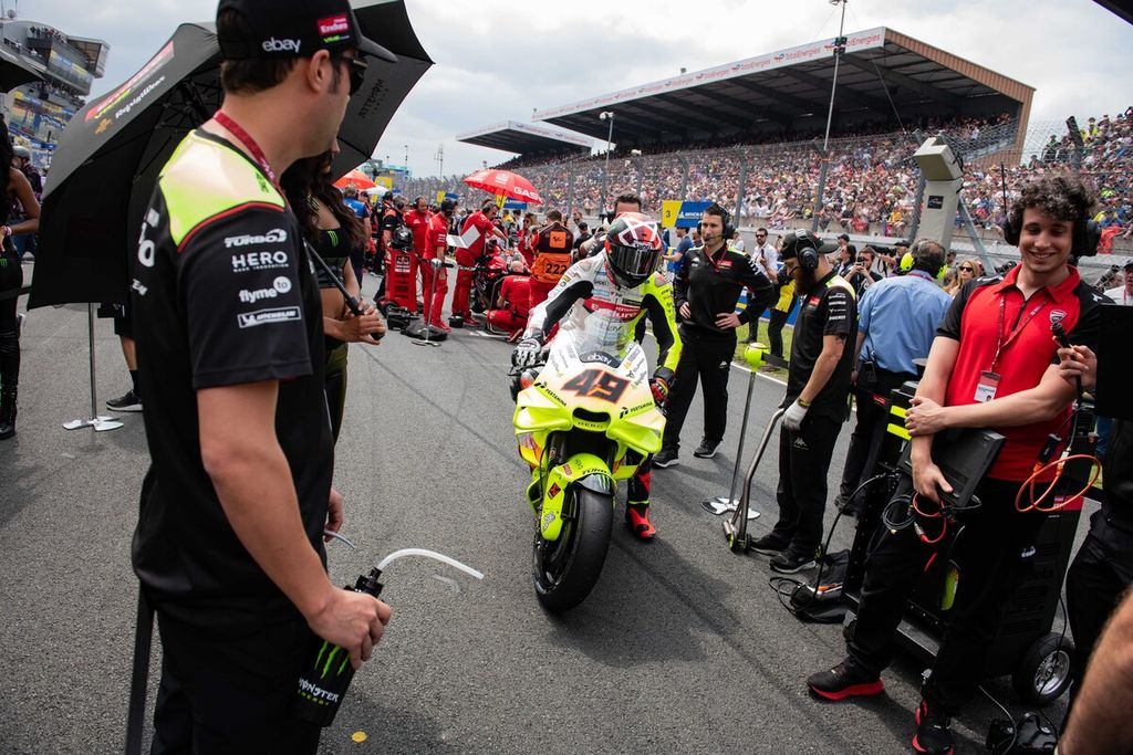 Pebalap tim Pertamina Enduro VR46 Racing Fabio Di Giannantonio bersiap di garis start MotoGP seri Perancis di Sirkuit Le Mans, Minggu (19/5/2024). Di Giannantonio optimistis tampil solid dalam balapan akhir pekan ini di Barcelona-Catalunya, uuntuk finis di posisi lima besar.