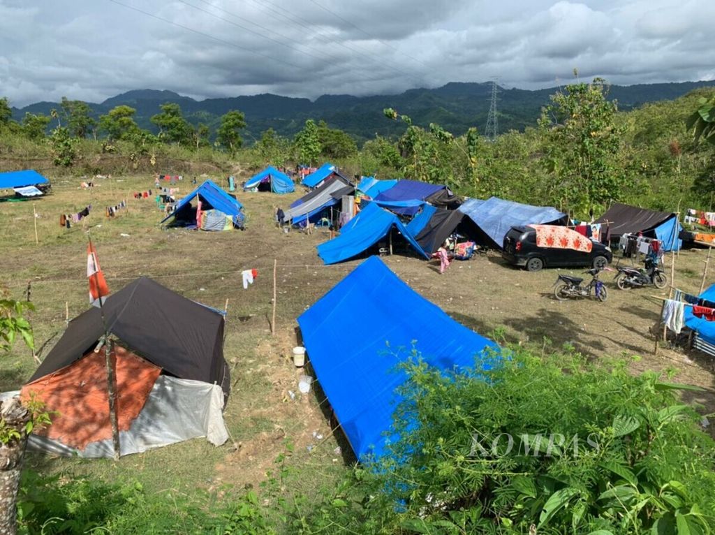 Suasana pengungsian penyintas gempa di Kecamatan Tubo Sendana, Kabupaten Majene, Sulbar, Jumat (22/1/2021). Hingga kini, sejumlah wilayah masih terisolasi sehingga menyulitkan distribusi bantuan.