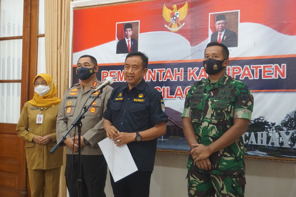 Bupati Cilacap Tatto Suwarto Pamuji (kedua dari kanan) bersama jajarannya saat jumpa pers terkait kasus Omicron di Cilacap, Jawa Tengah, Senin (24/1/2022).
