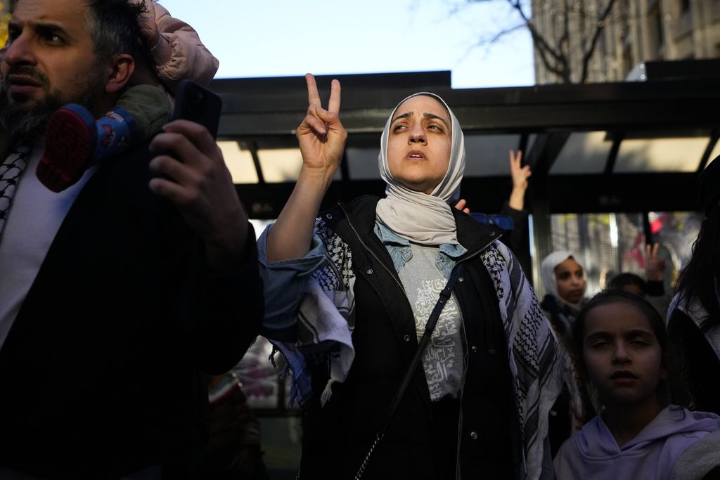 Seorang perempuan mengacungkan dua jari sebagai sinyal damai di unjuk rasa mendukung Palestina di Seattle, Sabtu (28/10/2023). 