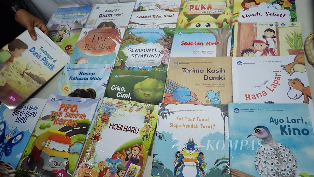 Buku-buku Gerakan Literasi Nasional (GLN) yang dicetak PT Gramedia, Cikarang, Bekasi, Jawa Barat, Senin (6/5/2024).